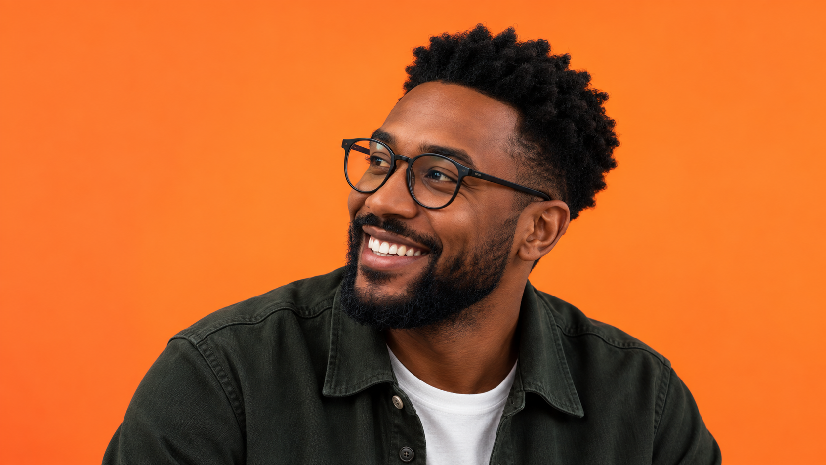 Homem sorrindo em fundo laranja